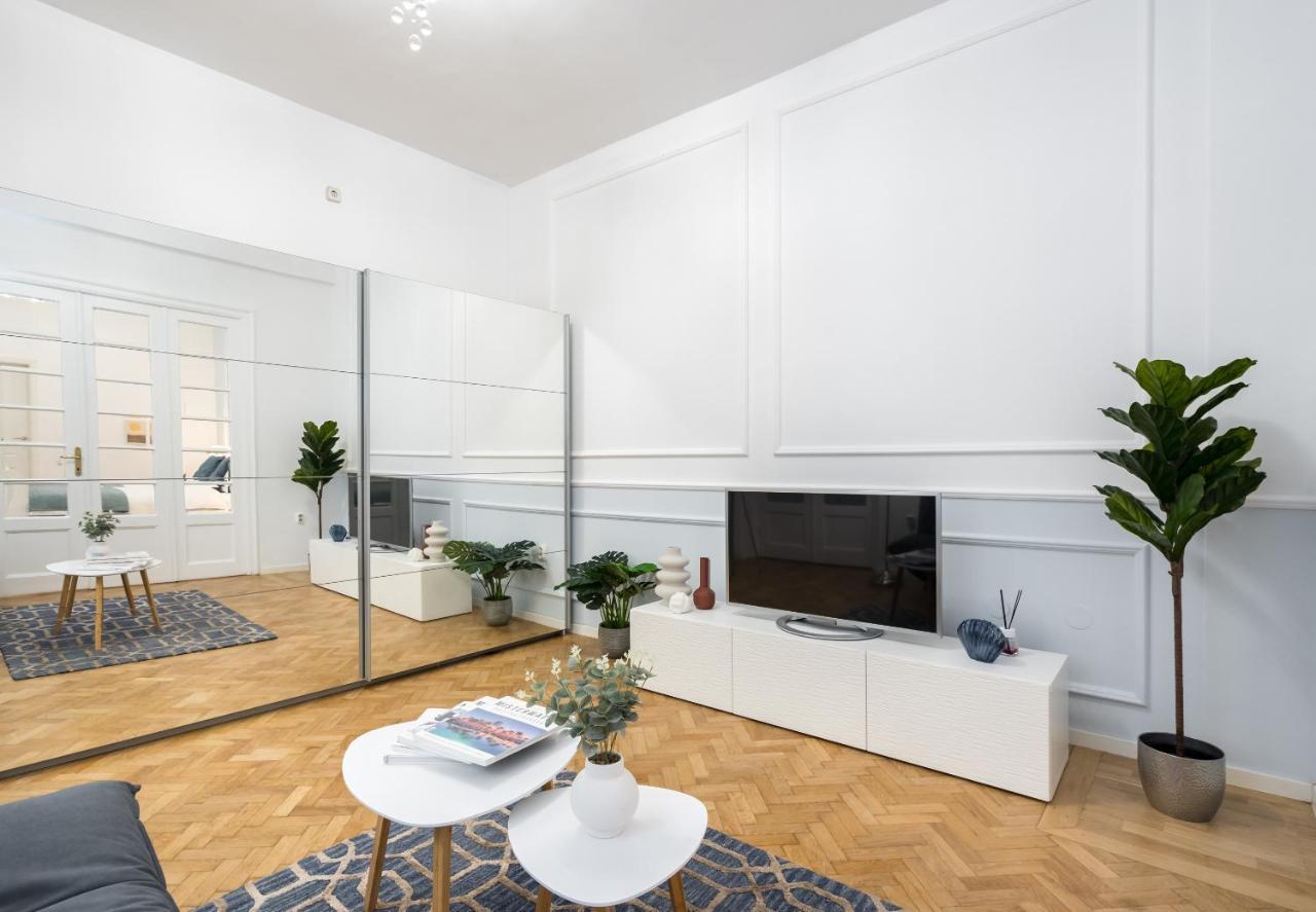 Apartment Athenee Parisian *