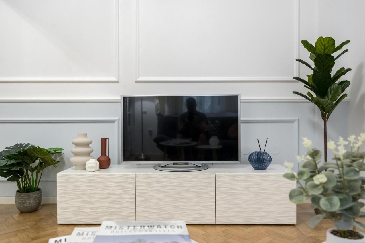 Athenee Parisian Apartment *